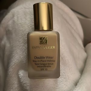 Estée Lauder double wear foundation with spf 10 in the shade 2N2 buff